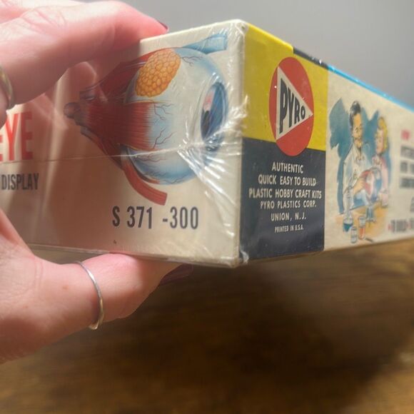 NEW Vintage Pyro HUMAN EYE Model Kit 4X Normal Size Plastic Model Kit S 371-300 - Picture 4 of 6